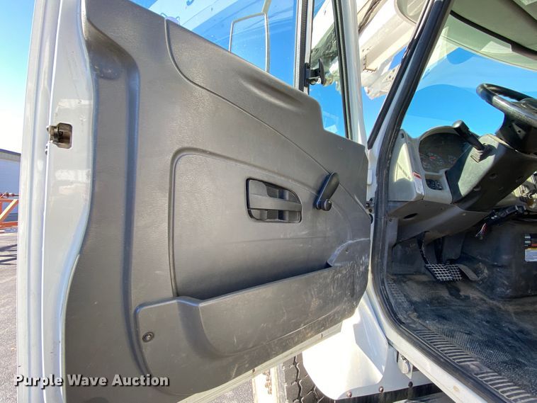 image for item EL9582 2008 International 7400  bucket truck