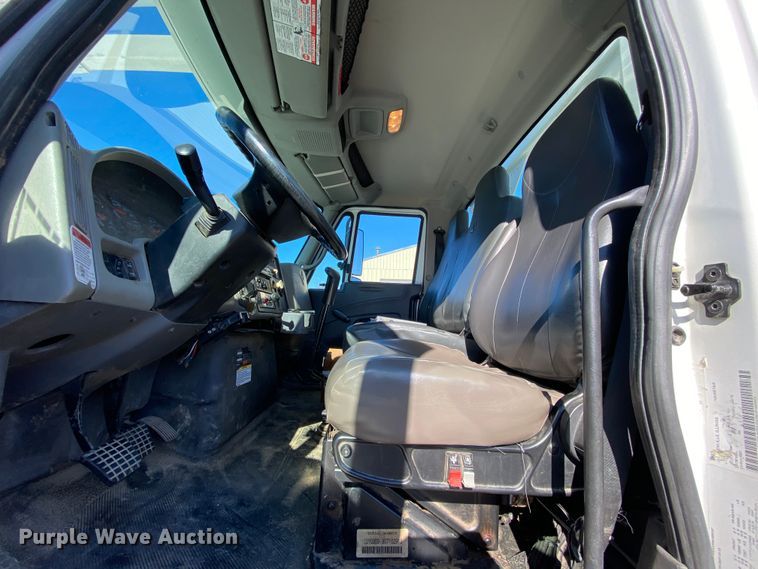 image for item EL9582 2008 International 7400  bucket truck