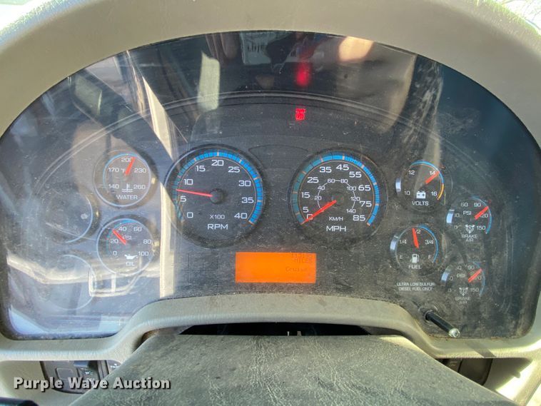 image for item EL9582 2008 International 7400  bucket truck