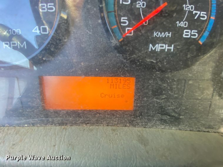 image for item EL9582 2008 International 7400  bucket truck