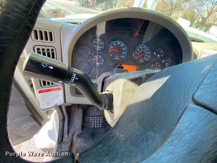 image for item EL9582 2008 International 7400  bucket truck