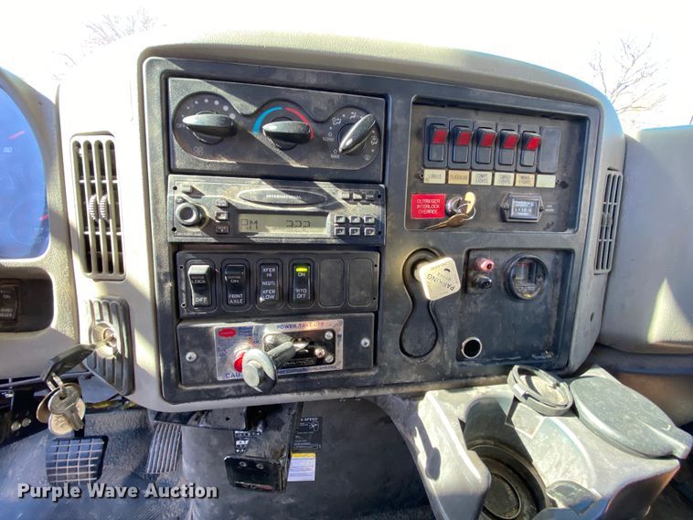 image for item EL9582 2008 International 7400  bucket truck