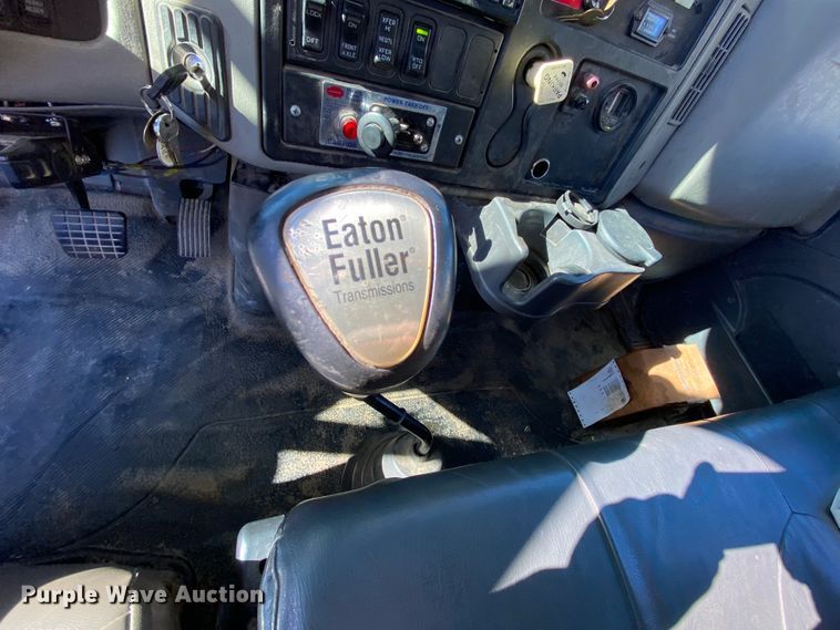 image for item EL9582 2008 International 7400  bucket truck