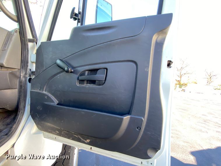 image for item EL9582 2008 International 7400  bucket truck