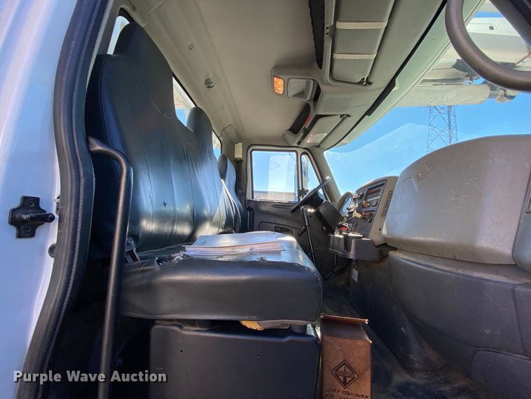 image for item EL9582 2008 International 7400  bucket truck