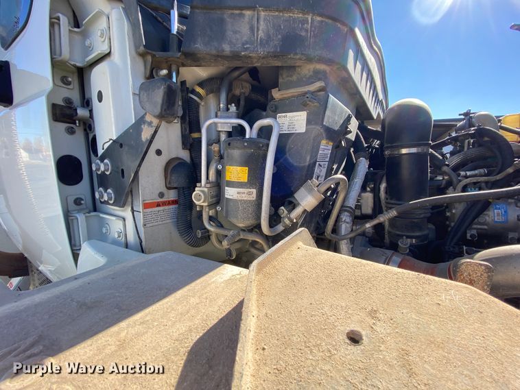 image for item EL9582 2008 International 7400  bucket truck