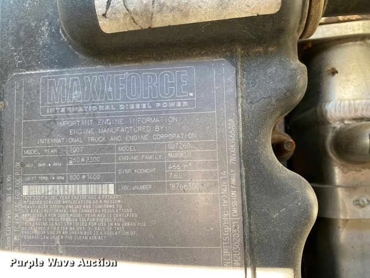 image for item EL9582 2008 International 7400  bucket truck