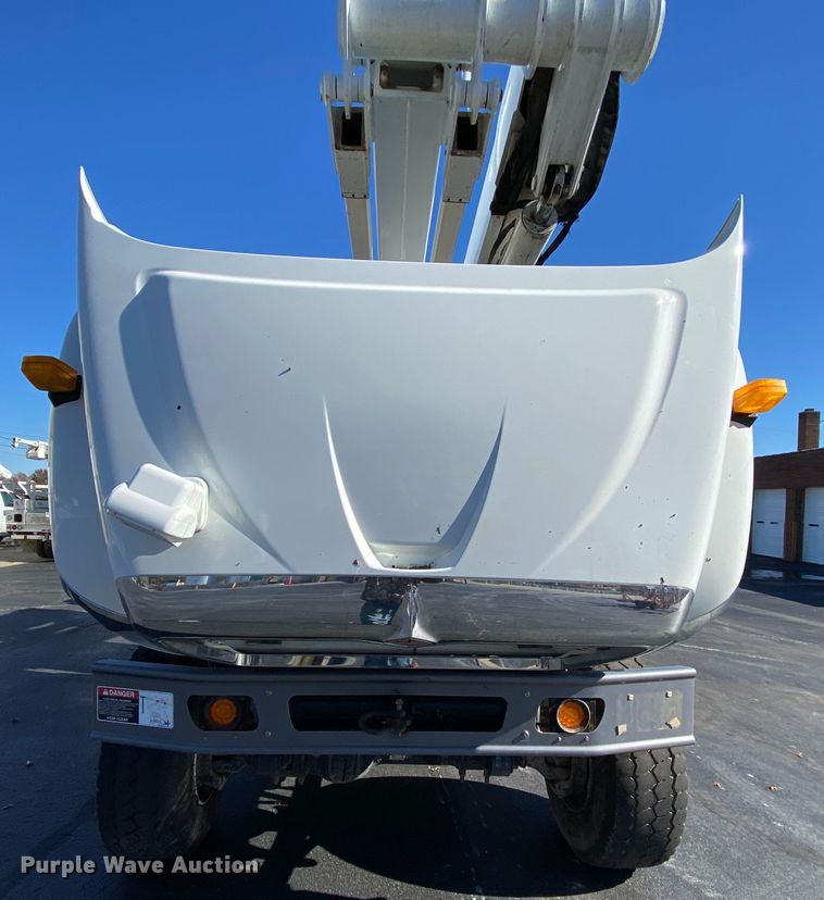 image for item EL9582 2008 International 7400  bucket truck
