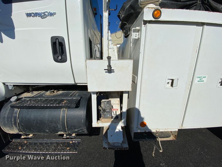 image for item EL9582 2008 International 7400  bucket truck