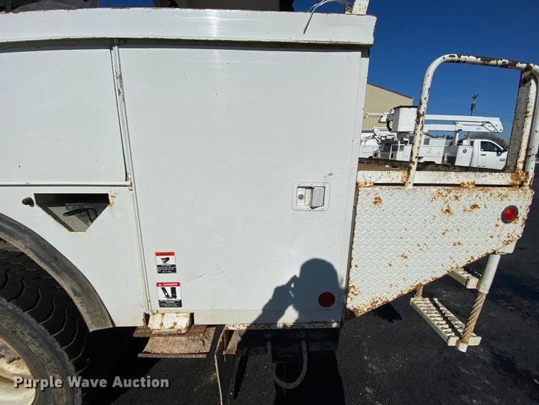 image for item EL9582 2008 International 7400  bucket truck