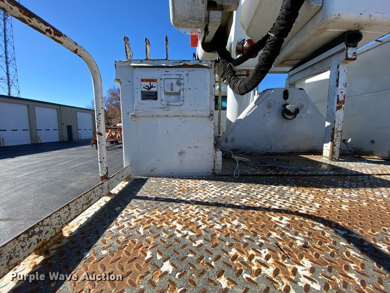 image for item EL9582 2008 International 7400  bucket truck