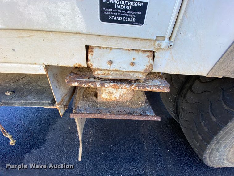 image for item EL9582 2008 International 7400  bucket truck