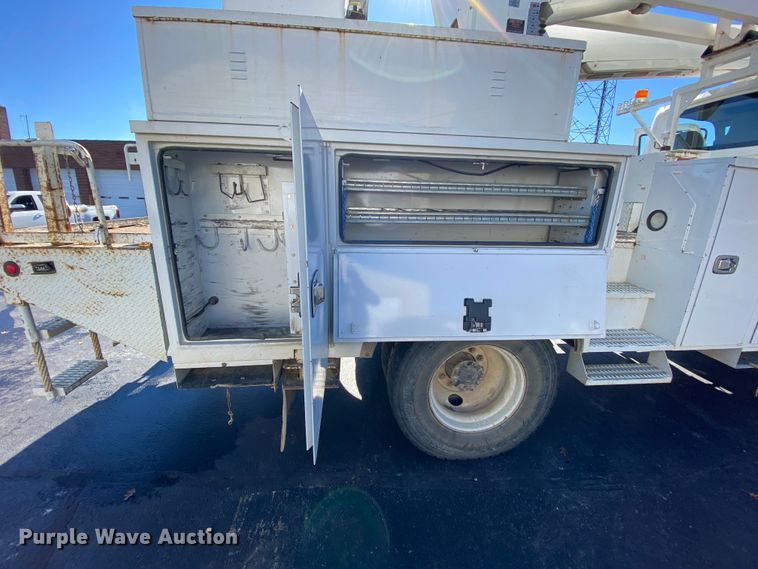 image for item EL9582 2008 International 7400  bucket truck