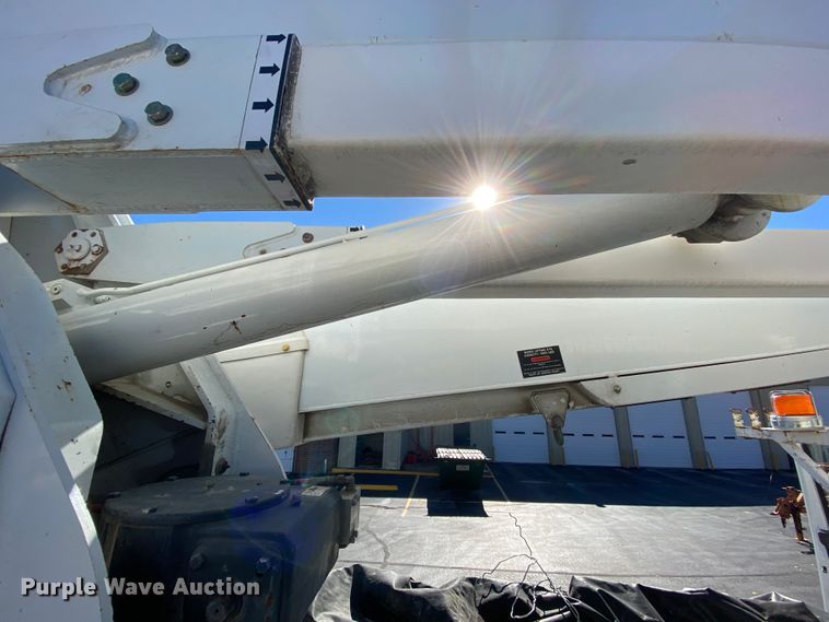 image for item EL9582 2008 International 7400  bucket truck