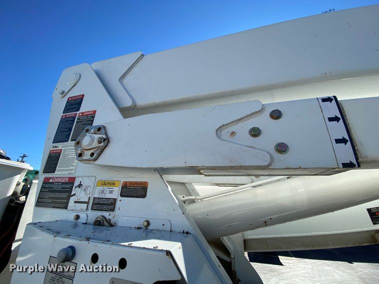 image for item EL9582 2008 International 7400  bucket truck