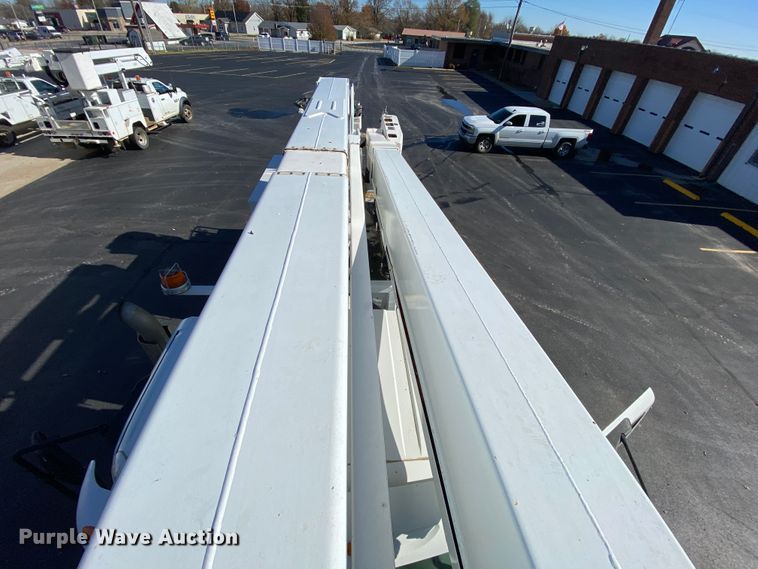 image for item EL9582 2008 International 7400  bucket truck