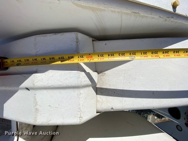 image for item EL9582 2008 International 7400  bucket truck