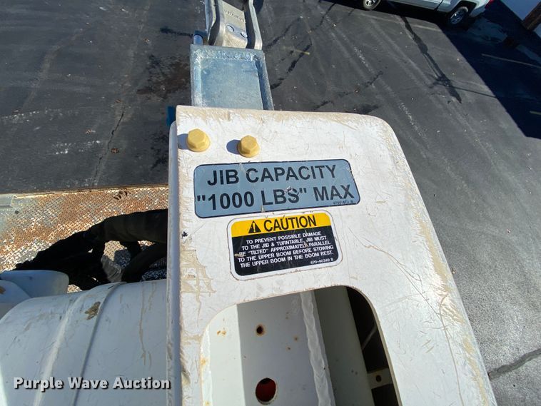 image for item EL9582 2008 International 7400  bucket truck