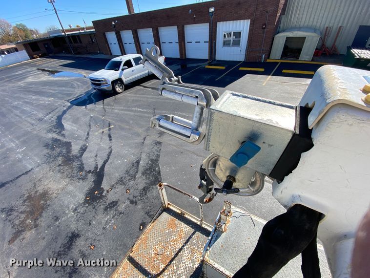 image for item EL9582 2008 International 7400  bucket truck