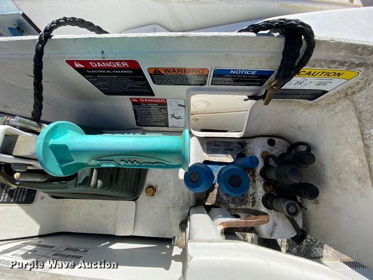 image for item EL9582 2008 International 7400  bucket truck