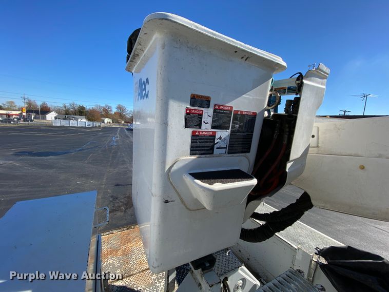 image for item EL9582 2008 International 7400  bucket truck