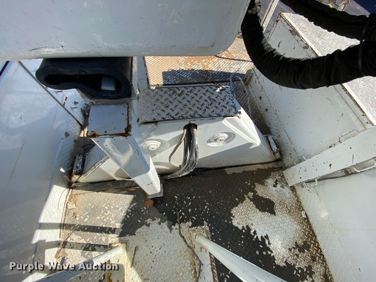 image for item EL9582 2008 International 7400  bucket truck