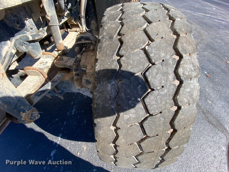 image for item EL9582 2008 International 7400  bucket truck