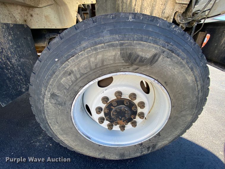 image for item EL9582 2008 International 7400  bucket truck