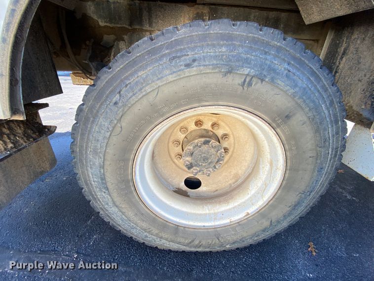 image for item EL9582 2008 International 7400  bucket truck