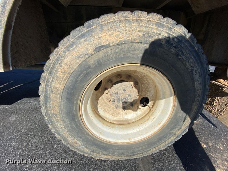 image for item EL9582 2008 International 7400  bucket truck