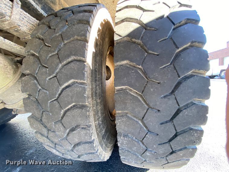 image for item EL9582 2008 International 7400  bucket truck