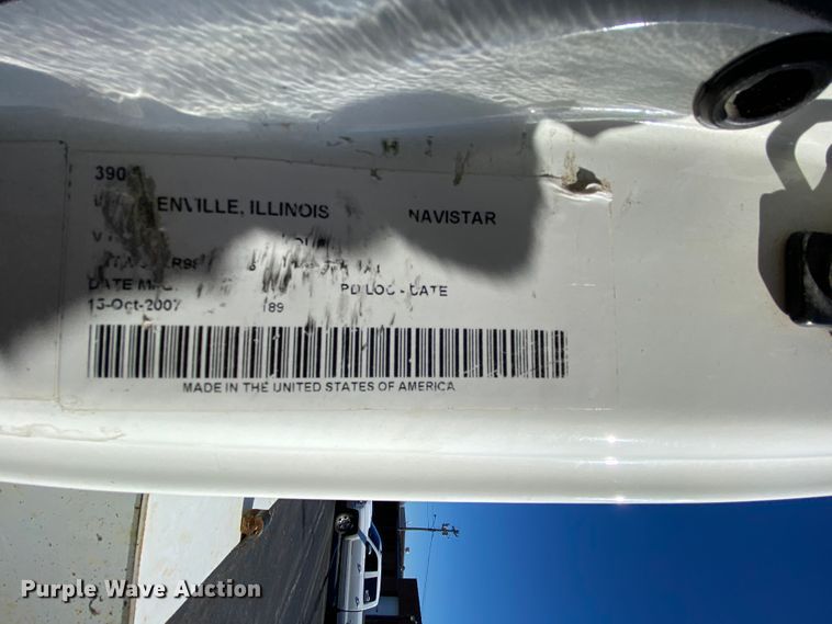 image for item EL9582 2008 International 7400  bucket truck