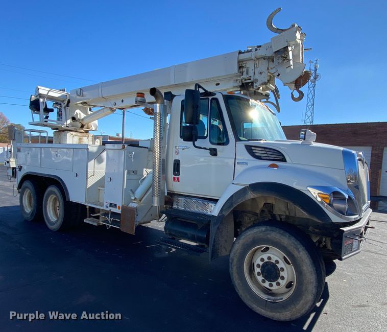 image for item EL9583 2008 International WorkStar 7400  digger derrick truck