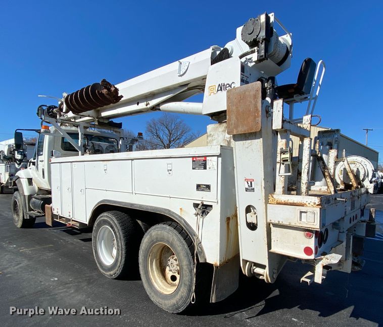 image for item EL9583 2008 International WorkStar 7400  digger derrick truck