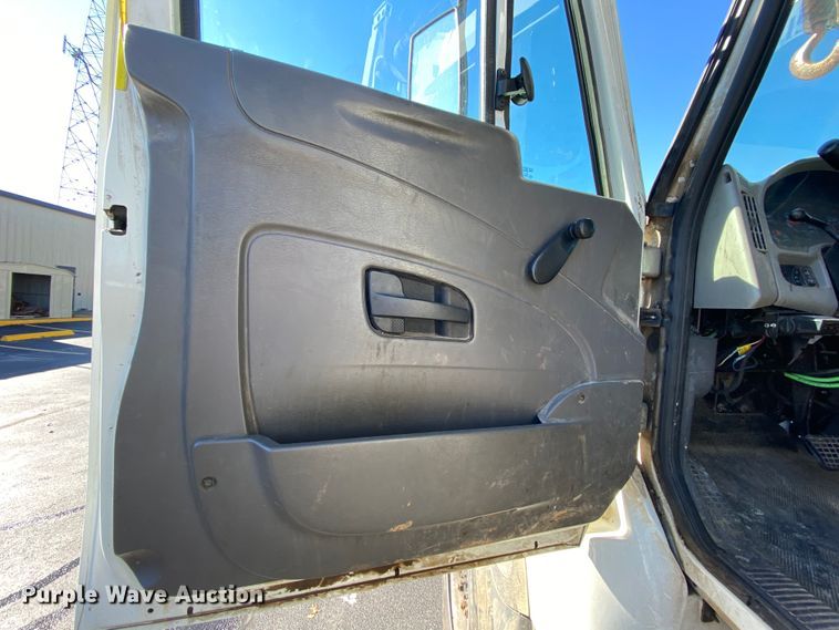 image for item EL9583 2008 International WorkStar 7400  digger derrick truck