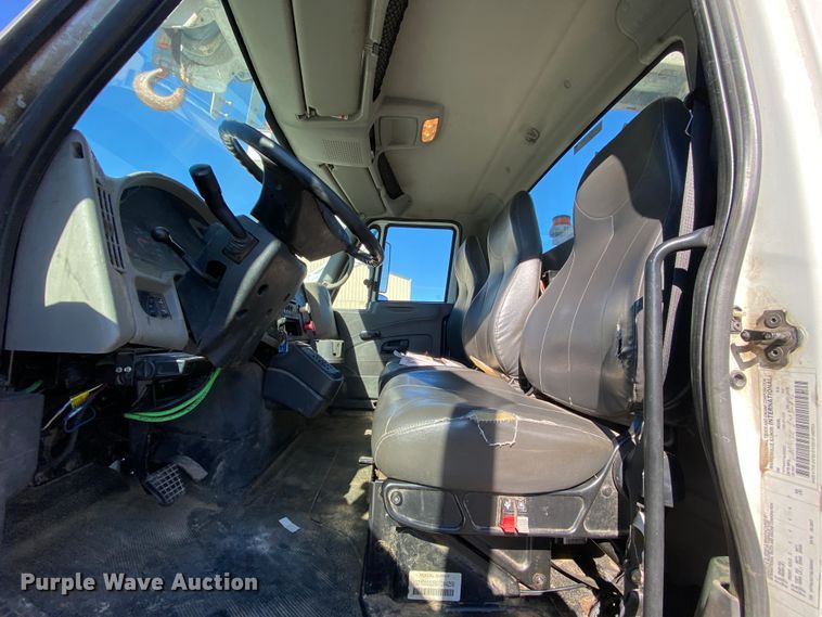 image for item EL9583 2008 International WorkStar 7400  digger derrick truck