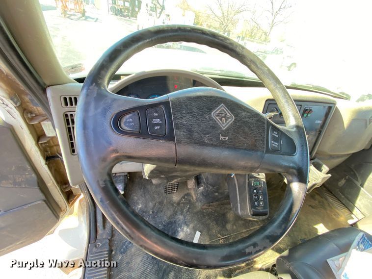 image for item EL9583 2008 International WorkStar 7400  digger derrick truck