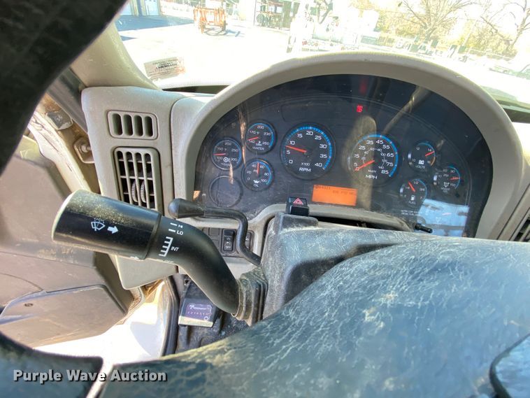 image for item EL9583 2008 International WorkStar 7400  digger derrick truck