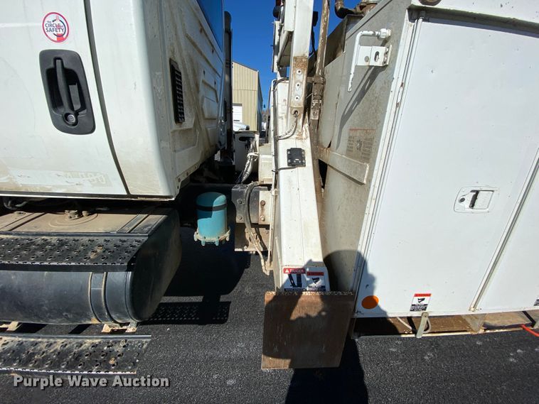 image for item EL9583 2008 International WorkStar 7400  digger derrick truck