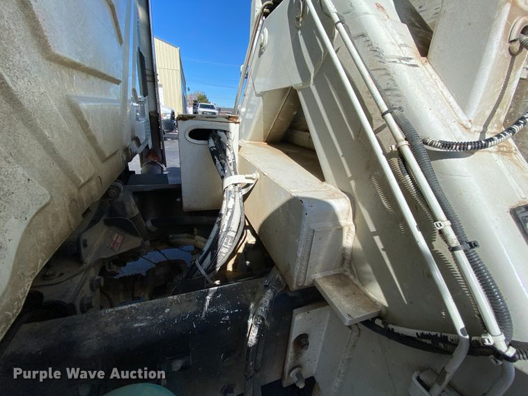 image for item EL9583 2008 International WorkStar 7400  digger derrick truck