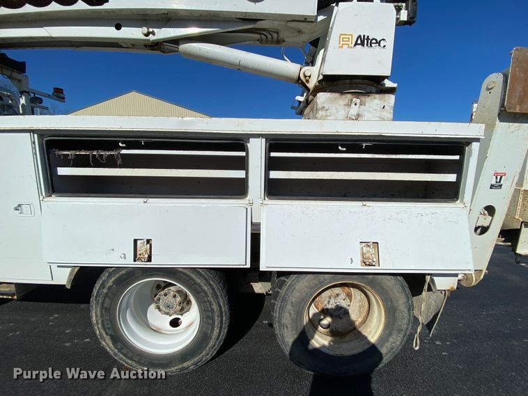 image for item EL9583 2008 International WorkStar 7400  digger derrick truck