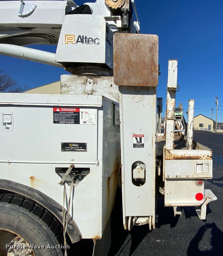 image for item EL9583 2008 International WorkStar 7400  digger derrick truck