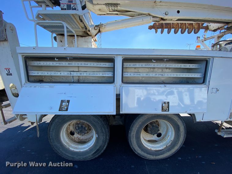 image for item EL9583 2008 International WorkStar 7400  digger derrick truck