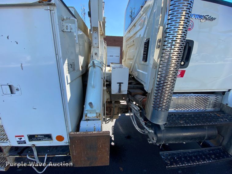 image for item EL9583 2008 International WorkStar 7400  digger derrick truck