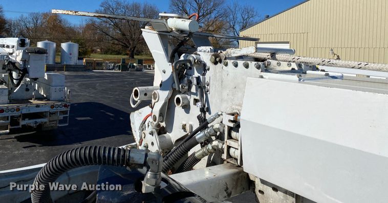 image for item EL9583 2008 International WorkStar 7400  digger derrick truck