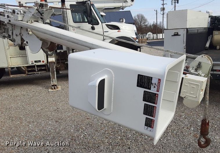 image for item EL9583 2008 International WorkStar 7400  digger derrick truck