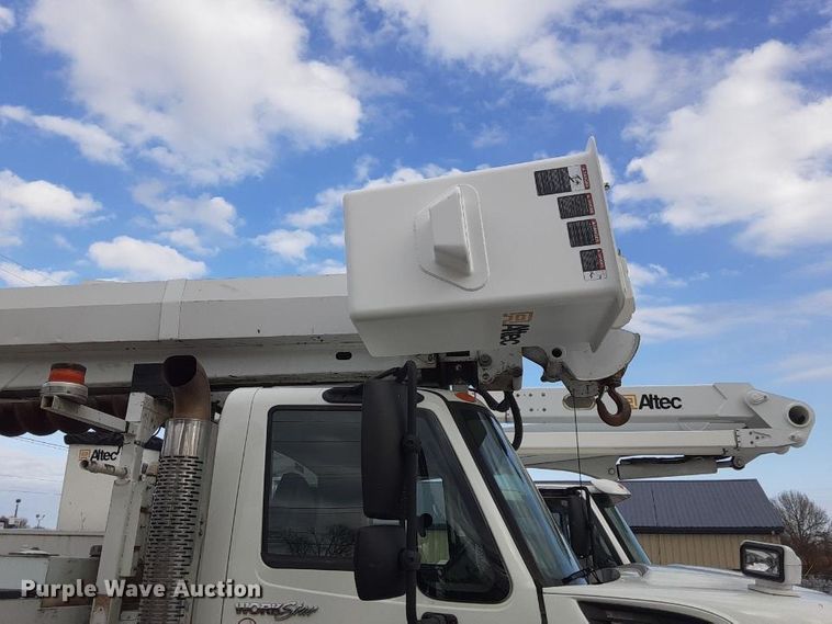 image for item EL9583 2008 International WorkStar 7400  digger derrick truck