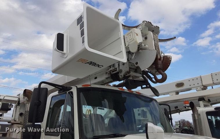 image for item EL9583 2008 International WorkStar 7400  digger derrick truck