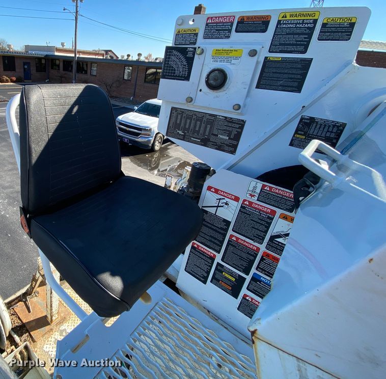 image for item EL9583 2008 International WorkStar 7400  digger derrick truck