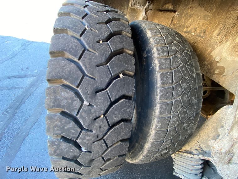 image for item EL9583 2008 International WorkStar 7400  digger derrick truck